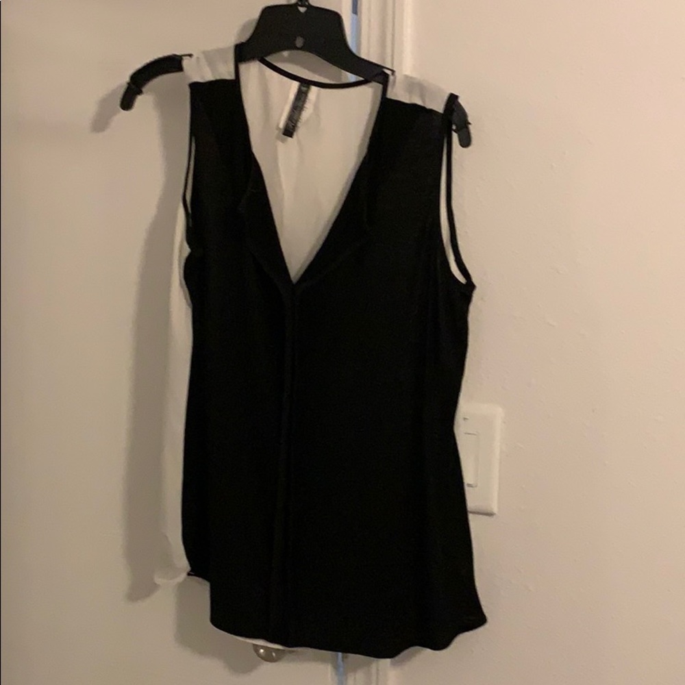 Rendezvous sleeveless dressy black white lg top.